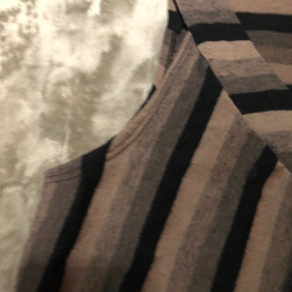 Size L Warehouse One Ruffled sleeveless top. - Picture 2 of 8